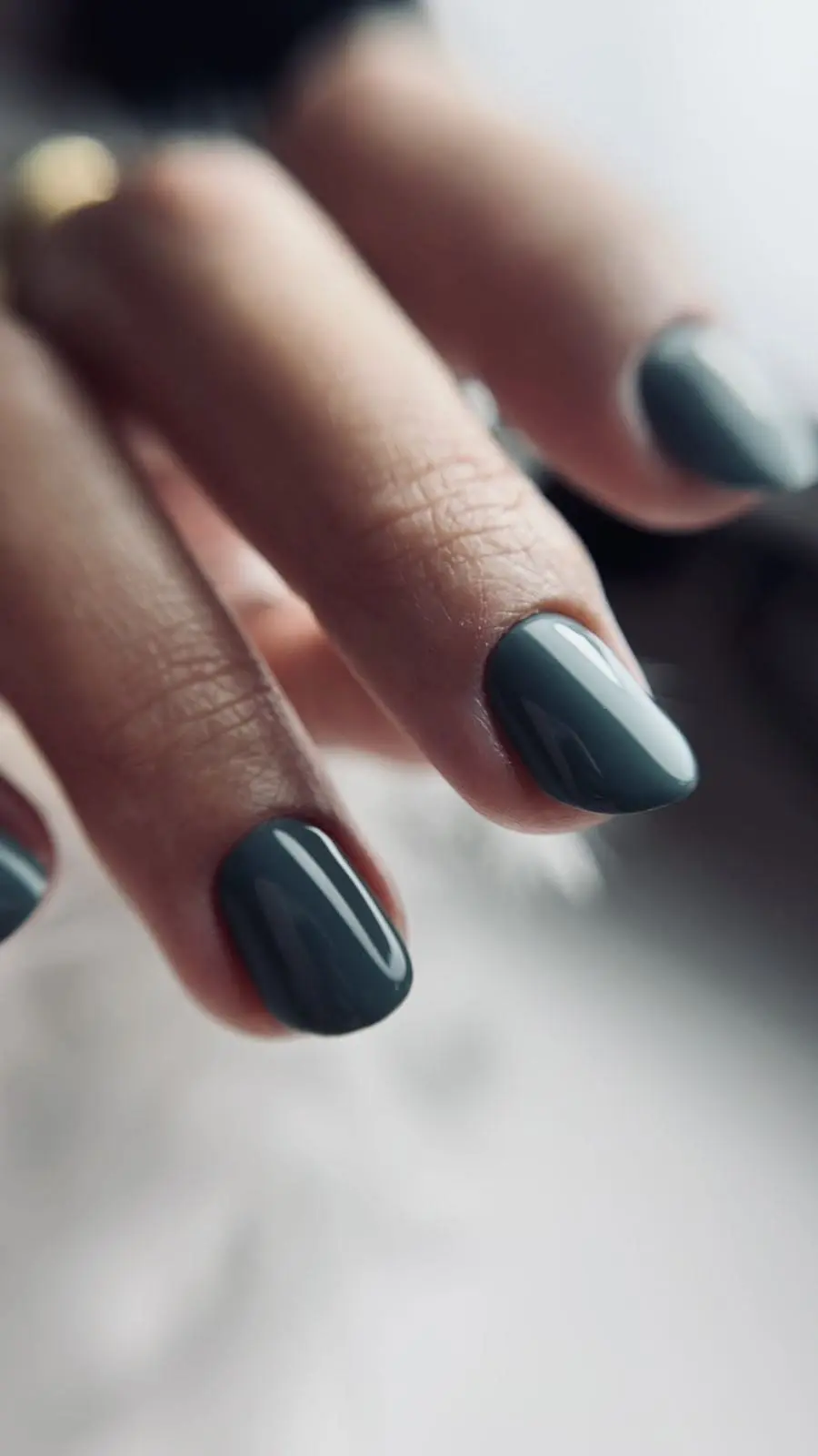 Manicura sofisticada en Noestyle Baeza: uñas esmaltadas en gris antracita con acabado brillante
