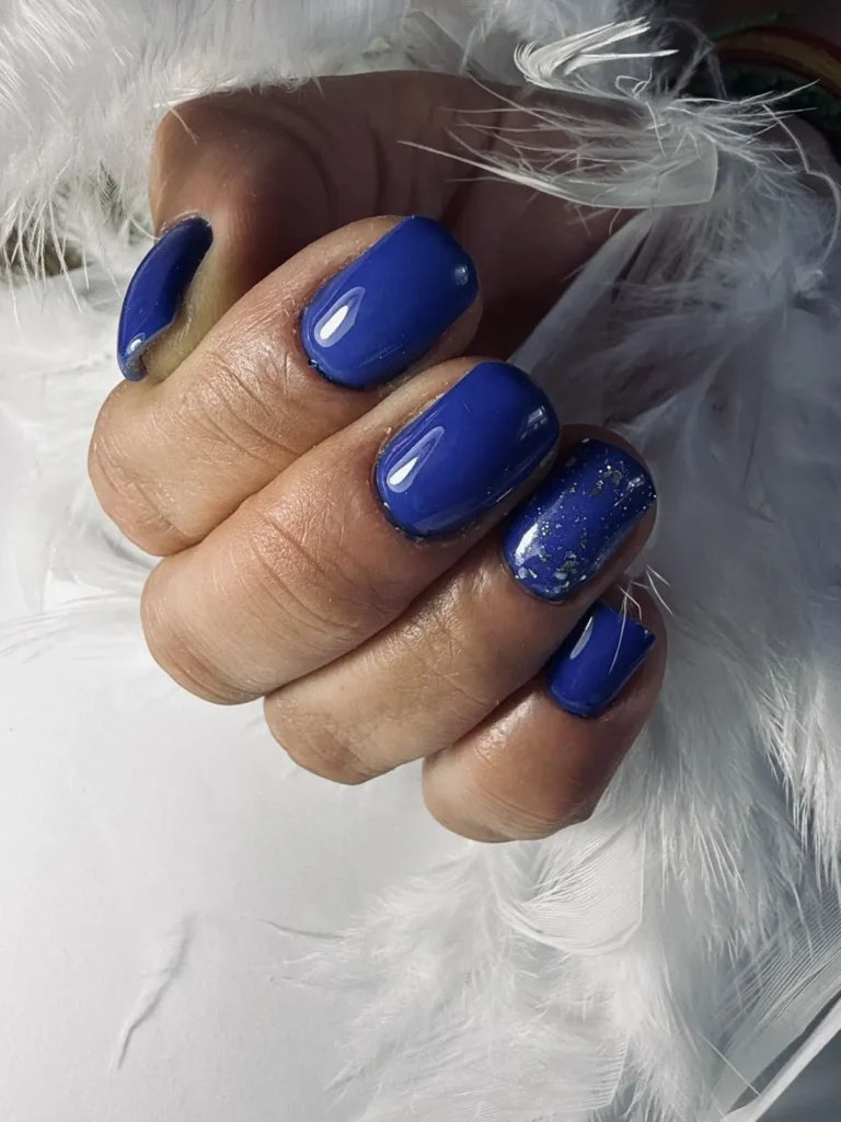 Manicura artística en Noestyle Baeza: uñas esmaltadas en azul eléctrico