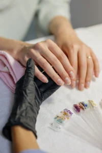 Manicura en Noestyle Baeza: preparación de uñas naturales sobre toalla rosa