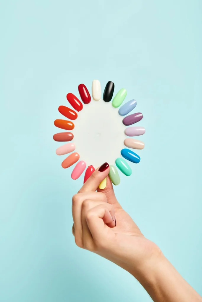 Muestrario circular de esmaltes en Noestyle Baeza: 24 tonos variados